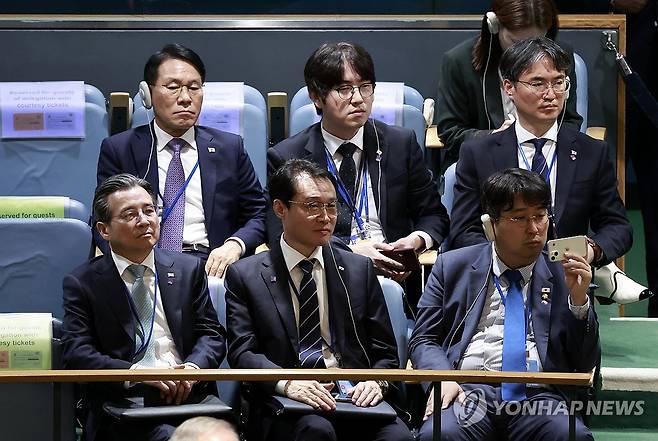 이 대통령 기조연설 듣는 참모진 (뉴욕=연합뉴스) 한상균 기자 = 김용범 정책실장 등이 23일(현지시간) 미국 뉴욕 유엔본부 총회장에서 이재명 대통령의 기조연설을 듣고 있다. 
    뒷줄 왼쪽부터 시계방향으로 황인권 대통령경호처장, 하정우 AI미래기획수석, 최희덕 국가안보실 외교정책비서관, 더불어민주당 차지호 의원, 이규연 홍보소통수석, 김용범 정책실장. 2025.9.24 xyz@yna.co.kr