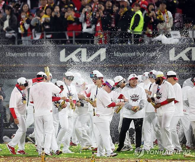 KIA 샴페인 축포 (광주=연합뉴스) 이지은 기자 = 28일 광주 기아챔피언스필드에서 열린 2024 신한 SOL뱅크 KBO 포스트시즌 한국시리즈 5차전 삼성 라이온즈와 KIA 타이거즈의 경기. 삼성에 승리하며 7년 만에 통합우승을 달성한 KIA 선수들이 샴페인을 뿌리며 서로 축하해주고 있다. 2024.10.28 jieunlee@yna.co.kr