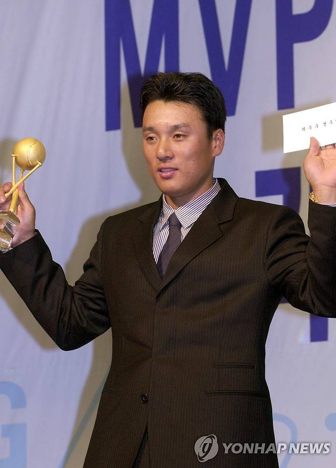 이승엽, 통산 3번째 MVP 등극 홈런왕 이승엽이 31일 오후 소공동 롯데호텔에서 열린 2001 삼성 fn.com 프로야구 최우수선수(MVP) 및 최우수신인선수 기자단 투표에서 2차 투표까지 치르는 접전 끝에 통산 3번째 MVP에 뽑힌뒤 내빈들에게 인사하고 있다./전수영/체육/2001.10.31(서울=연합뉴스)     swimer@yna.co.kr      <저작권자 ⓒ 2001 연 합 뉴 스. 무단전재-재배포 금지.>