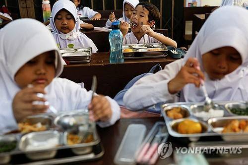 무상급식 먹는 인도네시아 초등학생들 [로이터 연합뉴스 자료사진. 재판매 및 DB 금지]