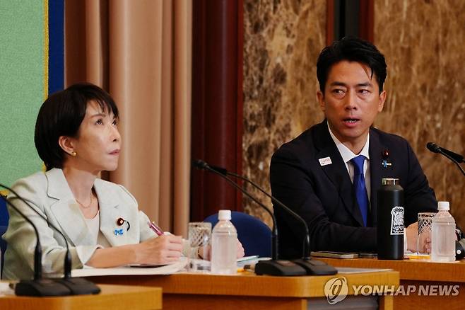 고이즈미 농림수산상(오른쪽)과 다카이치 전 경제안보담당상 [AFP 연합뉴스 자료사진. 재판매 및 DB 금지]