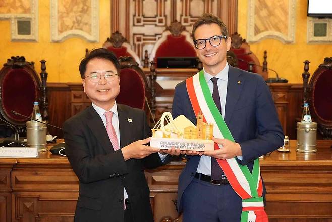 육동한 춘천시장(왼쪽)과 미켈레 구에라 이탈리아 파르마시장 협약 [춘천시 제공.재판매 및 DB 금지]