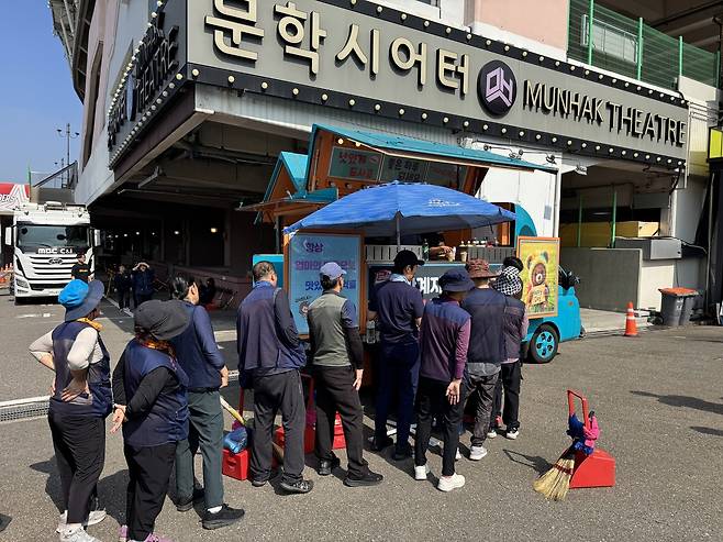 SSG 김광현이 야구장 관계자들을 위해 보낸 커피차 [SSG 랜더스 제공. 재판매 및 DB 금지]