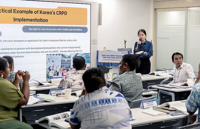 장애인개발원, 피지·라오스 장애분야 전문가 초청연수 한국장애인개발원은 지난 21일부터 일주일간 피자와 라오스의 장애분야 전문가 11명을 초청해 역량강화를 위한 연수를 시행했다. [한국장애인개발원 제공. 재판매 및 DB 금지]
