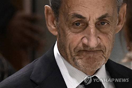 법원 선고 후의 니콜라 사르코지 전 대통령 [AFP 연합뉴스 자료사진. 재판매 및 DB 금지]