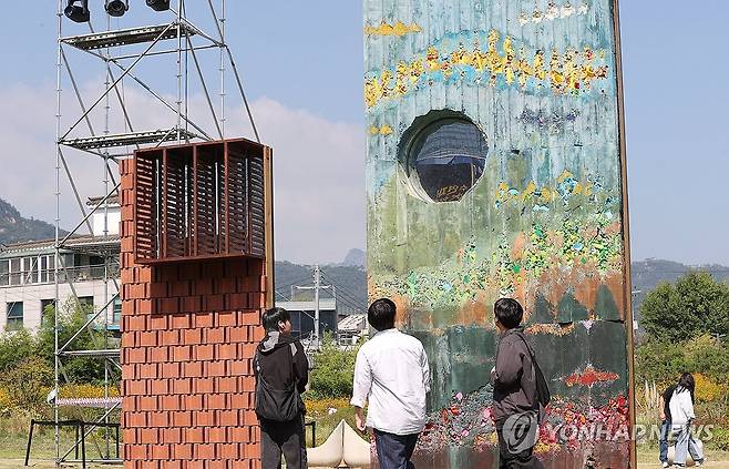서울도시건축비엔날레 개막 (서울=연합뉴스) 이재희 기자 = 제5회 서울도시건축비엔날레 개막일인 26일 서울 종로구 열린송현 녹지광장을 찾은 시민들이 전시 참여 작가들의 조형물을 감상하고 있다. 2025.9.26 scape@yna.co.kr