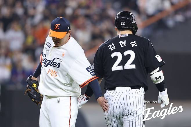 김현수의 엉덩이를 툭 치는 류현진 (서울=연합뉴스) 한화 류현진(왼쪽)이 26일 대전 한화생명볼파크에서 열린 프로야구 LG와 홈 경기, 3회 김현수를 투수 앞 땅볼로 처리한 뒤, 더그아웃으로 들어가는 김현수의 엉덩이를 툭 치고 있다. [한화 이글스 제공. 재판매 및 DB금지]