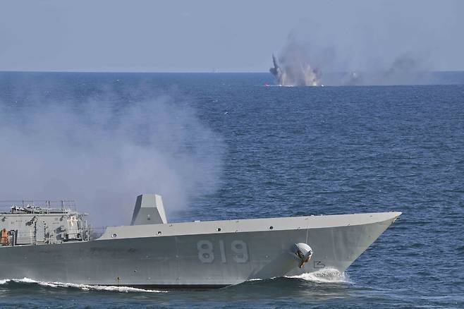 함포사격 시범훈련 하는 호위함 [해군 제공. 재판매 및 DB 금지]