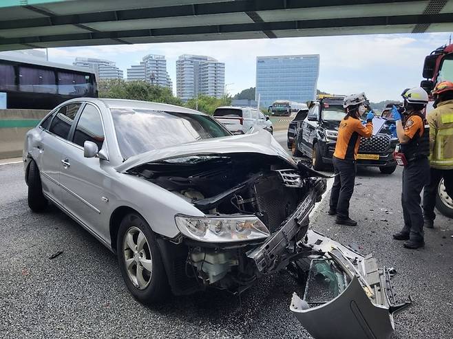 27일 오전 화성시 방교동 경부고속도로 부산 방향 동탄분기점 인근에서 8중 추돌 사고가 발생한 가운데 승용차 앞부분이 크게 파손돼 있다. 사진=경기도소방재난본부