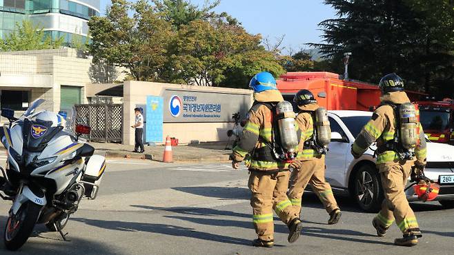 9월 26일 오후 8시 20분께 대전 유성구 화암동에 있는 행정안전부 국가정보자원관리원 5층 전산실에서 화재가 발생해 27일 오전 6시 30분깨서야 초기 진화가 완료됐다. (사진=임병안 기자)