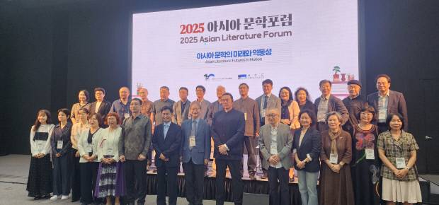 27일 ACC 국제회의실에서 열린 2025아시아문학포럼에 참가한 아시아 작가들이 기념촬영을 하고 있다.