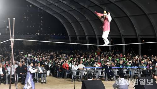 27일 정선공설운동장 특설무대에서 열린 2025 유네스코 대축제에서 남창동과 아재가 줄타기와 남사당놀이를 선보이고 있다. 이번 축제는