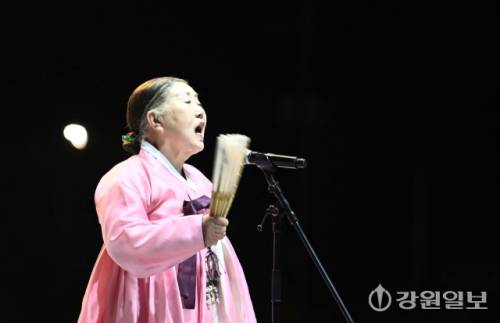 27일 정선공설운동장 특설무대에서 열린 2025 유네스코 대축제에서 명창 신영희가 사랑가를 부르고 있다. 이번 축제는