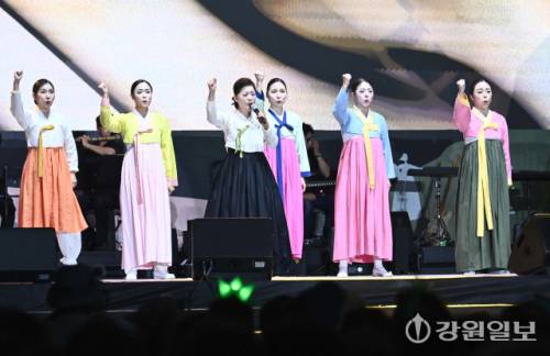 27일 정선공설운동장 특설무대에서 열린 2025 유네스코 대축제에서 이유라 명창과 춘천시립국악단이 안사람 의병아리랑을 부르고 있다. 이번 축제는