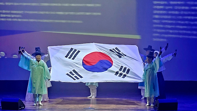 ▲ 23일 의성문화회관에서 열린 의성시낭송가협회 창립 20주년 특별공연에서 낭송가들이 의성창의대장 김상종의 격문을 한시공연으로 선보이며 대형 태극기를 펼쳐 들어 항일정신을 되새기고 있다. 의성시낭송가협회