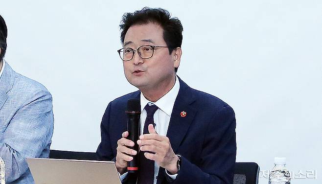 김의근 제주관광학회장이 26일 제주특별자치도의회 도민카페에서 열린 제주의소리 경제 특별기획 세미나에서 발언을 하고 있다. ⓒ제주의소리