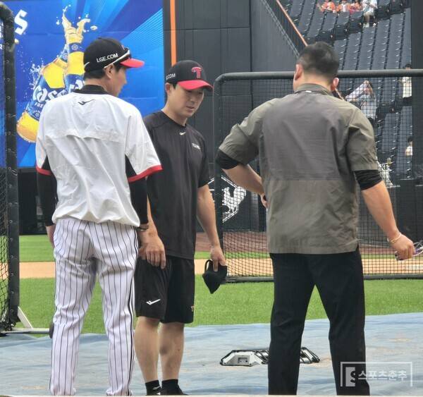 그라운드에 나가 스리피트 상황을 다시 되돌아 본 염경엽 감독의 27일 모습. (사진=스포츠춘추 황혜정 기자)