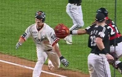 한화 노시환이 포수 태그를 피하는 장면. 박동원은 태그를 했지만, 공이 없는 빈 글러브로 태그했다. (사진=티빙 중계화면 갈무리)