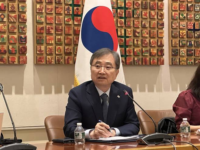 조현 외교부 장관이 26일(현지시간) 뉴욕 유엔 한국대표부에서 뉴욕특파원과 기자 간담회를 하고 있다. (사진=김상윤 특파원)