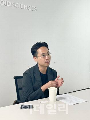 Yoo Jong-man, CEO of Organoid Science, explains the company’s products during an interview with Edaily in June. (Photo = Organoid Science)