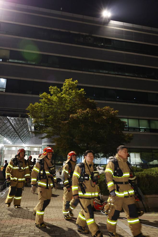 27일 밤 대전 유성구 국가정보자원관리원 화재 현장에서 소방대원이 이동하고 있다. (사진=연합뉴스)