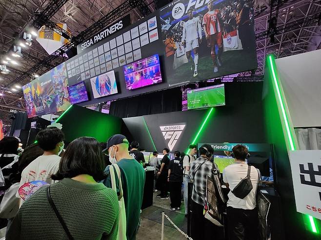 - 출시를 앞둔 FC 26을 시연하기 위해 대기 중인 관람객들&nbsp;