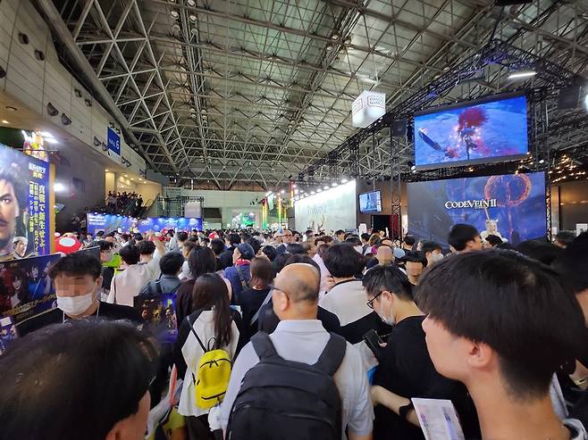 - 수많은 인파로 인해 앞으로 가는 것조차 버겁다&nbsp;