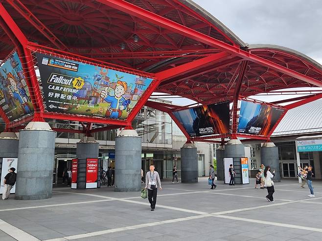 - 그래도 출입구가 많아서 들어오기만 하면 앞은 꽤 한적한 편이다&nbsp;
