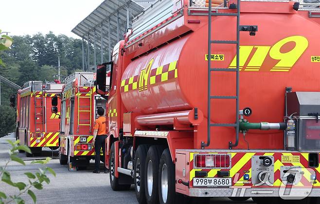 지난 8월 31일 강원 강릉시 홍제정수장에서 전국에서 달려온 소방차들이 급수하고 있다.ⓒ News1 김성진 기자