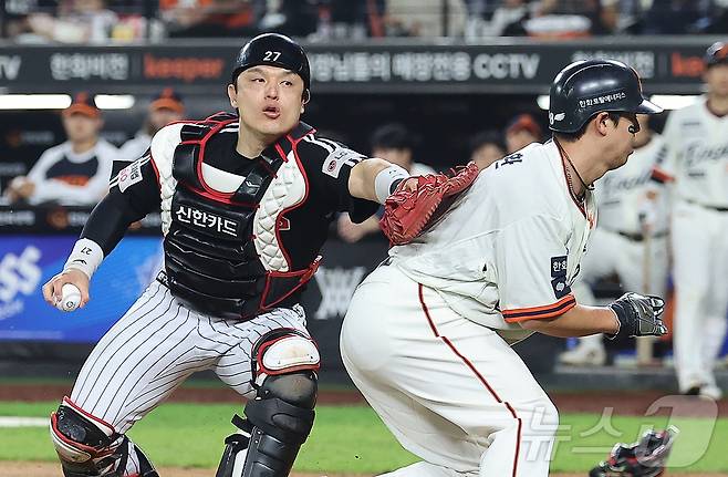 26일 오후 대전 한화생명 볼파크에서 열린 프로야구 '2025 신한 SOL뱅크 KBO 리그' LG 트윈스와 한화 이글스의 경기, 7회말 1사 주자 2,3루 한화 하주석의 번트 때 런다운에 걸렸던 3루 주자 노시환이 LG 박동원이 빈 글러브로 태그하는 바람에 득점에 성공하고 있다. 2025.9.26/뉴스1 ⓒ News1 김진환 기자