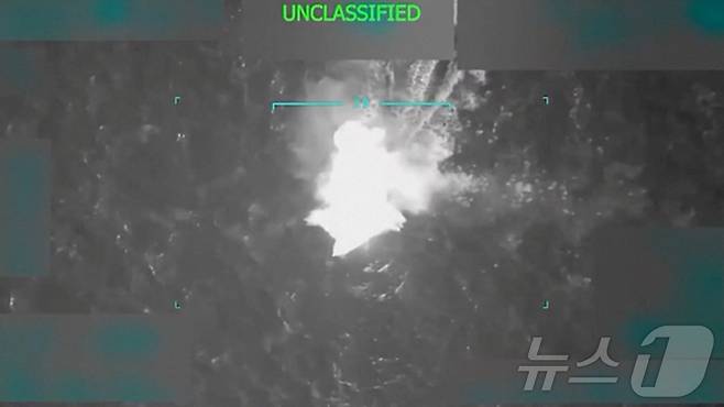 도널드 트럼프 미국 대통령이 불법 마약을 운반해 미국으로 향하고 있다고 밝힌 베네수엘라 선박이 남부 카리브해 항해 중 미군의 공격을 받는 장면. 2일 트럼프 대통령이 트루스소셜에 게시한 영상 캡처. 2025.09.03. ⓒ 로이터=뉴스1 ⓒ News1 권영미 기자