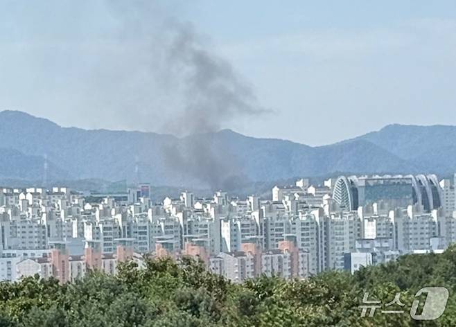 27일 오전 10시 30분쯤 강원 춘천시 퇴계동 소재 퇴계농공단지의 한 건물에서 불이나 소방 당국이 진화에 나서고 있다. (독자 제공. 재판매 및 DB금지) 2025.9.27/뉴스1