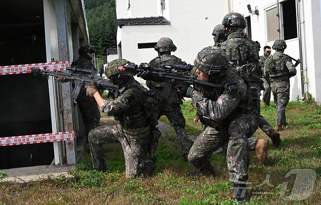 25일 강원도 인제군 육군 과학화훈련단(KCTC) 도시지역훈련장에서 열린 제3회 국제 과학화전투 경연대회(K-ICTC)에서 다국적 연합군 장병들이 건물 내부 대항군과 교전하고 있다. 2025.9.25/뉴스1 ⓒ News1 사진공동취재단
