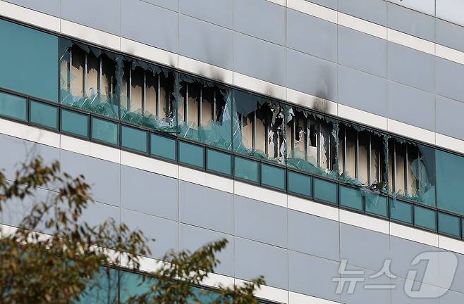 27일 오전 대전 유성구 국가정보자원관리원 화재현장의 모습. 전산 자원을 통합 관리하는 행정안전부 산하 국가정보자원관리원에서 지난 26일 오후 배터리 교체 작업 중 화재가 발생, 정부 온라인 서비스 70개가 마비됐다. 2025.9.27/뉴스1 ⓒ News1 김진환 기자