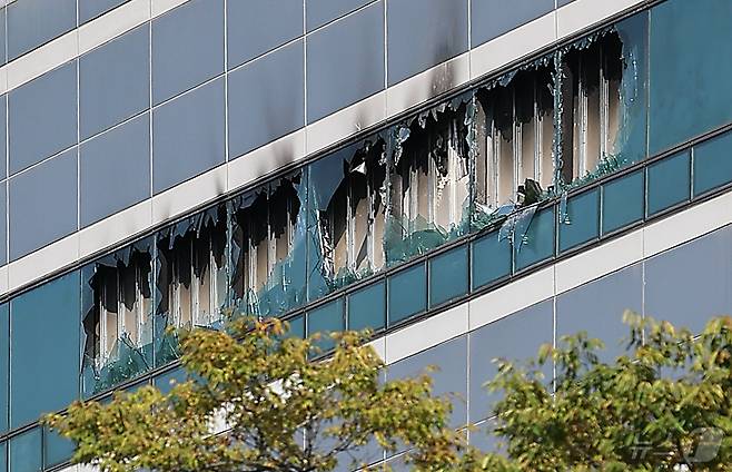 27일 오전 대전 유성구 국가정보자원관리원 화재현장의 모습. 전산 자원을 통합 관리하는 행정안전부 산하 국가정보자원관리원에서 지난 26일 오후 배터리 교체 작업 중 화재가 발생, 정부 온라인 서비스 70개가 마비됐다. 2025.9.27/뉴스1 ⓒ News1 김진환 기자