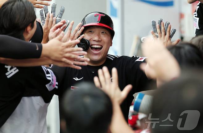 27일 오후 대전 한화생명 볼파크에서 열린 프로야구 '2025 신한 SOL뱅크 KBO 리그' LG 트윈스와 한화 이글스의 경기, LG 김현수가 1회초 1사 1,2루 상황 문성주의 적시타 때 득점에 성공한 뒤 동료들과 기쁨을 나누고 있다. 2025.9.27/뉴스1 ⓒ News1 김진환 기자
