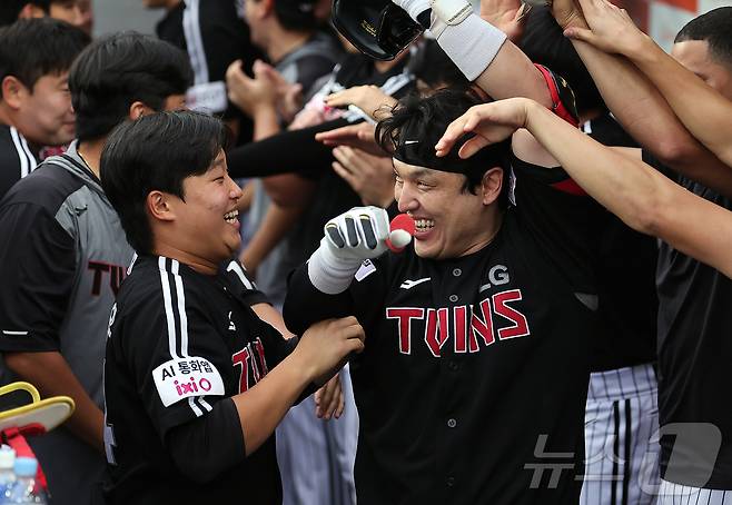 27일 오후 대전 한화생명 볼파크에서 열린 프로야구 '2025 신한 SOL뱅크 KBO 리그' LG 트윈스와 한화 이글스의 경기, LG 박동원이 1회초 2사 2루 상황에서 투런홈런을 친 뒤 더그아웃에서 동료들과 기쁨을 나누고 있다. 2025.9.27/뉴스1 ⓒ News1 김진환 기자