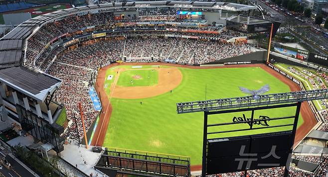 27일 오후 대전 한화생명 볼파크에서 열린 프로야구 '2025 신한 SOL뱅크 KBO 리그' LG 트윈스와 한화 이글스의 경기를 찾은 수많은 야구팬들이 응원을 펼치고 있다. 한국야구위원회(KBO)는 이날 열린 2025 신한 SOL 뱅크 KBO리그 SSG 랜더스-두산 베어스(잠실), LG 트윈스-한화 이글스(대전), NC 다이노스-KIA 타이거즈(광주) 경기에 총 5만5천695명의 관중이 입장했다고 발표했다. 이로써 올 시즌 누적 관중 1천201만9천267명(평균 1만7천097명)을 기록해 프로야구 출범 44년 만에 최초로 시즌 관중 1천200만명을 넘어섰다. 2025.9.27/뉴스1 ⓒ News1 김진환 기자