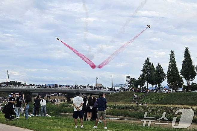 27일 오후 대한민국 공군특수비행팀 블랙이글스가 경주국가유산야행이 열린 경북 경주시 월정교 상공에서 에어쇼를 펼치고 있다. 2025.9.27/뉴스1 ⓒ News1 최창호 기자