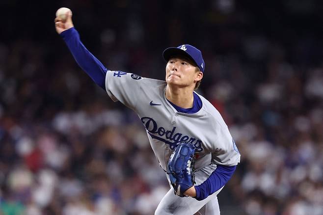 LA 다저스 야마모토 요시노부가 26일(한국시간) 미국 애리조나주 피닉스 체이스 필드에서 열린 2025 메이저리그(ML) 애리조나전에 선발 등판해 역투하고 있다. 사진 | 피닉스=AFP연합뉴스