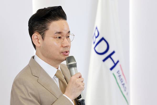 BDH재단 배동현 이사장이 6월16일 서울 중구 명동 알로프트호텔에서 배동현 BDH재단 이사장이 국제패럴림픽위원회(IPC) 위원장 선거에 출마한다고 발표하고 있다. 사진 | 연합뉴스