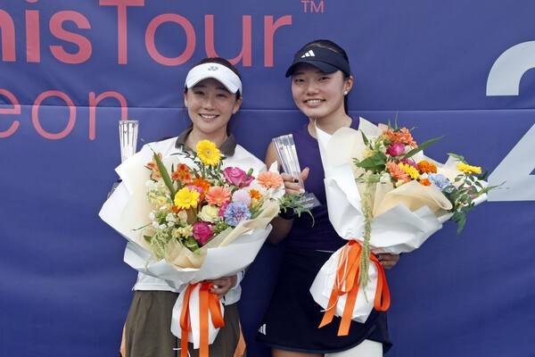 박소현(좌측)과 이마무라 사키(우측)가 27일 인천에 위치한 열우물 테니스장 센터코트에서 치러진 '2025 국제테니스연맹(ITF) KMJ 아트갤러리컵 인천 여자국제테니스투어' 복식에서 우승한 뒤 꽃다발과 함께 포즈를 취하고 있다. /사진(인천)=테니스코리아 제공