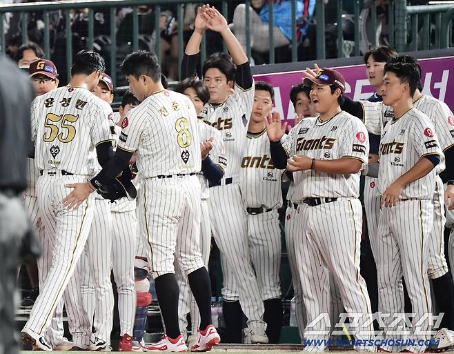 동료들과 하이파이브를 나누고 있는 윤성빈.