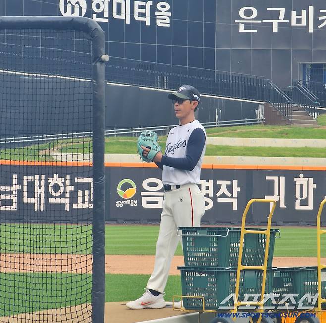 26일 경기를 앞두고 배팅볼을 던지는 김재걸 한화 작전코치. 대전=이종서 기자