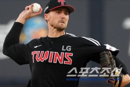 12일 수원KT위즈파크에서 열린 KBO리그 KT 위즈와 LG 트윈스의 경기. LG 톨허스트가 역투하고 있다. 수원=박재만 기자 pjm@sportschosun.com/2025.08.12/