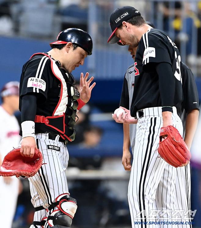 9일 고척스카이돔에서 열린 LG와 키움의 경기, 2회말 2사 1루 LG 톨허스트가 키움 김건희에 볼넷을 내준 후 박동원과 이야기를 나누고 있다. 고척=허상욱 기자wook@sportschosun.com/2025.09.09/