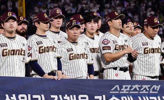 26일 부산 사직야구장에서 열린 KBO리그 롯데와 삼성의 경기. 롯데가 삼성에 10대 9로 승리했다. 마지막 홈 경기를 마친 롯데 김태형 감독과 선수들이 부산 홈 팬들에게 인사를 하고 있다. 부산=송정헌 기자songs@sportschosun.com/2025.09.26/