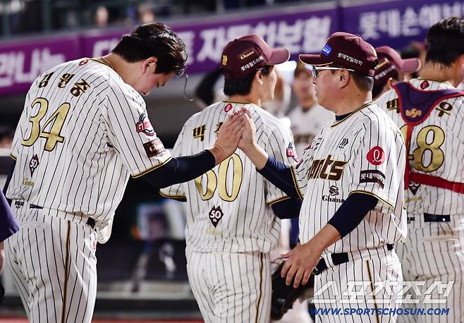 26일 부산 사직야구장에서 열린 KBO리그 롯데와 삼성의 경기. 롯데가 삼성에 10대 9로 승리했다. 경기 종료 후 김원중과 하이파이브를 나누고 있는 김태형 감독. 부산=송정헌 기자songs@sportschosun.com/2025.09.26/
