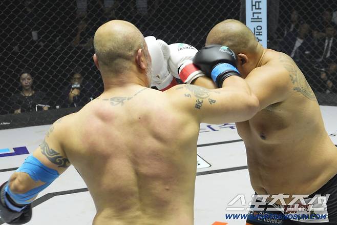 금광산이 허재혁에게 펀치를 날리고 있다. 사진제공=로드FC