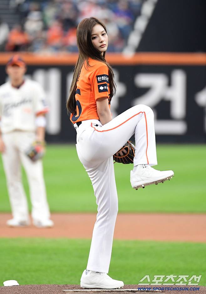 27일 대전 한화생명볼파크에서 열린 KBO리그 한화와 LG의 경기. 걸그룹 엔믹스(NMIXX) 설윤이 시구를 했다. 힘차게 시구하는 설윤. 대전=송정헌 기자songs@sportschosun.com/2025.09.27/